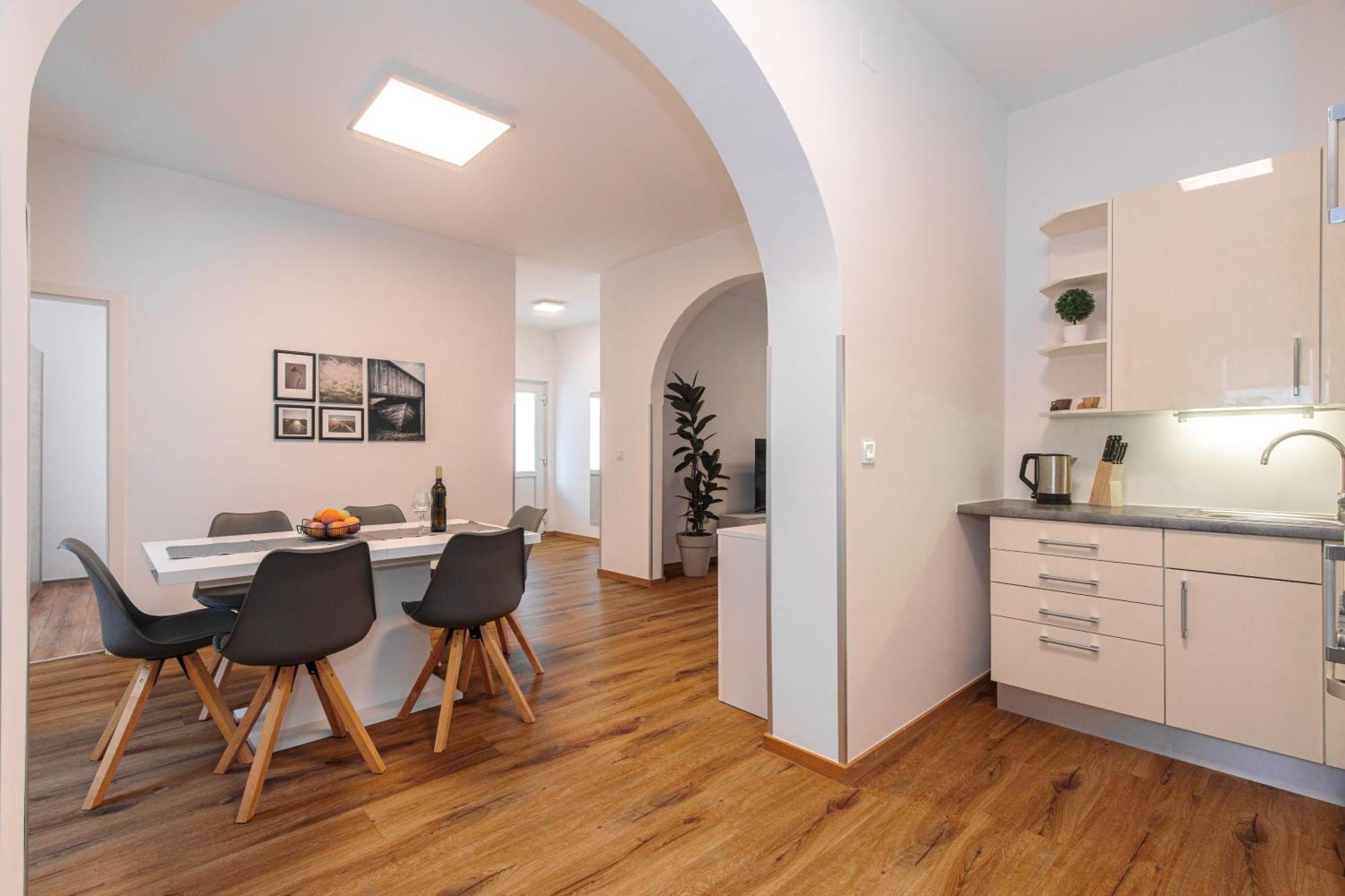 Apartment House Lijan クルク エクステリア 写真